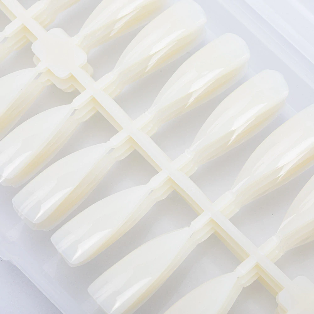 Tipy na nehty 240 ks - nehtové tipy STILETTO NATURAL (mléčné, špičaté, s lepicí ploškou)