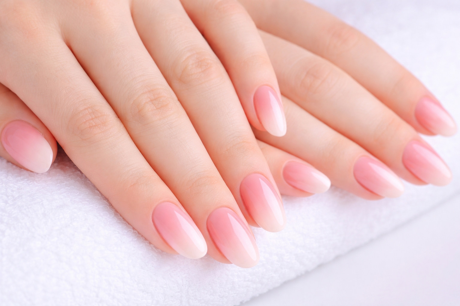 Gel lak manikúra – lesklé ombré nehty po vytvrzení v UV LED lampě