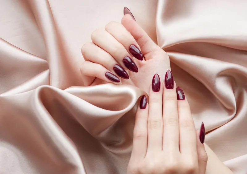 Vínové podzimní nehty – elegantní burgundy manikúra